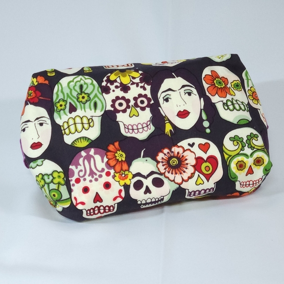Make-up travel bag with Frida Kahlo and skull faces in eggplant - Picture 3 of 4